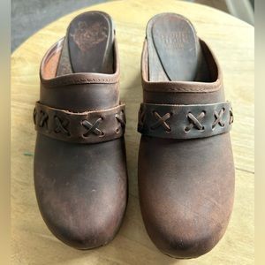 Stone Ridge Size 7 wood clogs LN